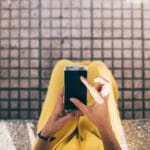 puhelin kädessä. Kuvituskuva